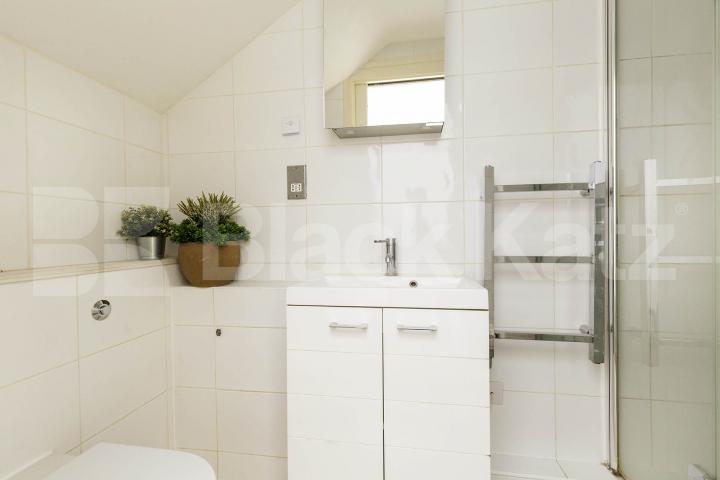 Stunning studio with a mezzanine level sleeping area mins to tube and hyde park Inverness Street, Hyde Park / Bayswater